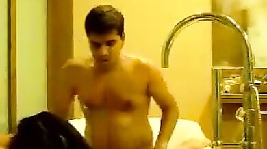 बाथटब में उत्तेजक चुदाई करता हनीमून कपल