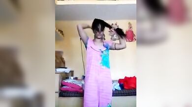 गाउन उतारकर पतला बदन दिखाती लड़की