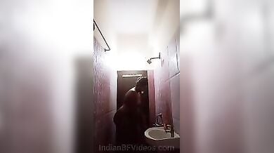 स्वाति नायडू नंगा बाथरूम क्लिप