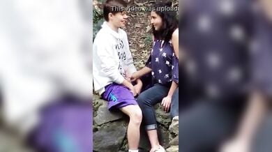 इंडियन लड़की को विदेशी स्टूडेंट का लंड हिलाते हुए चुपके से फिल्माया