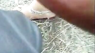 वेश्या आंटी की काली चूत खोली खेत में