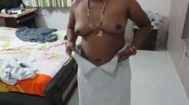 भतीजे ने फिल्माया चाची का नंगा बदन