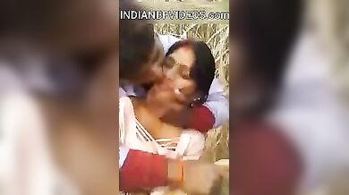 एक भाभी दो बदमाश – खेत में चोदने का वीडियो