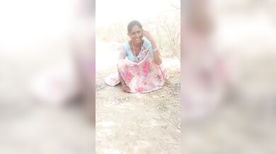 देहाती औरत को मूतते हुए फिल्माया