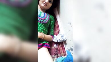 गजब की खूबसूरत जीएफ की झाँटों वाली चूत