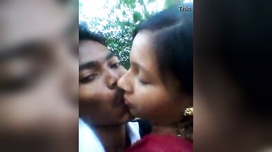 मैदान में चुम्माचाटी करते देहाती लवर्स