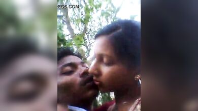 मैदान में चुम्माचाटी करते देहाती लवर्स