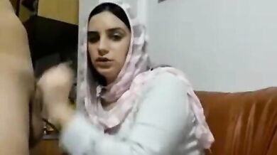 खूबसूरत पाकिस्तानी बेब ने हिलाकर चूसा लंड