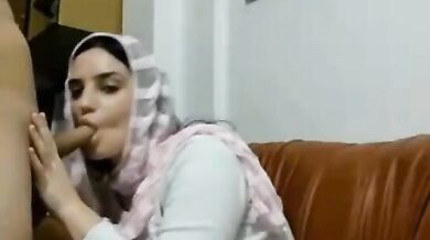 खूबसूरत पाकिस्तानी बेब ने हिलाकर चूसा लंड