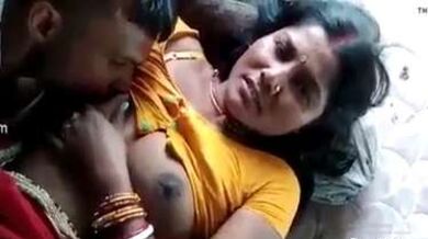 देहाती भाभी ने ब्लाउज खोलकर अपने चुचे देवर से चुसाए