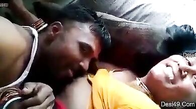 देहाती भाभी ने ब्लाउज खोलकर अपने चुचे देवर से चुसाए