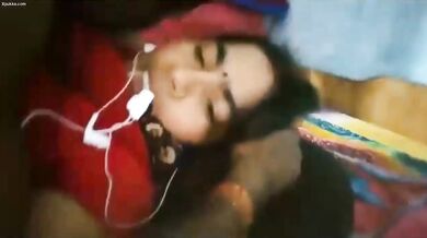 पति के साथ फोन पर बातें करते हुए प्रेमी से चुदती चीटर बीवी