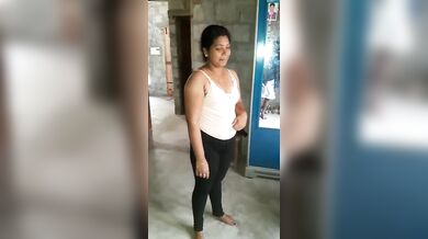 सारे कपड़े उतारकर नंगी होती कन्नडा लड़की