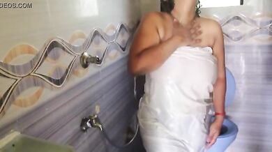 लंड खड़ा कर देने वाला भीगा बदन!