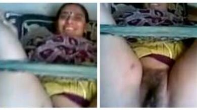 पैंटी जाँघो में लटकाकर चूत दिखाती बेशर्म आंटी