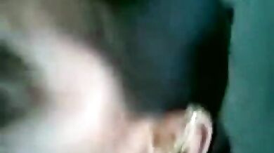 पैंटी जाँघो में लटकाकर चूत दिखाती बेशर्म आंटी