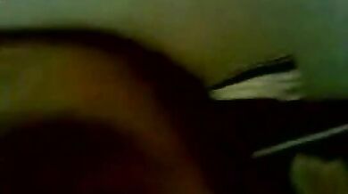 पैंटी जाँघो में लटकाकर चूत दिखाती बेशर्म आंटी