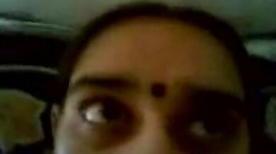 पैंटी जाँघो में लटकाकर चूत दिखाती बेशर्म आंटी