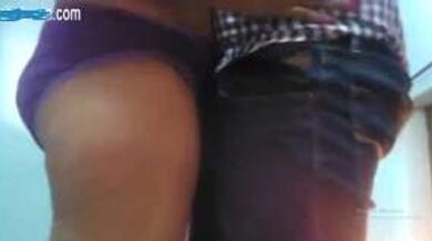 नीली पैंटी लड़की ने लिया खड़े खड़े लंड