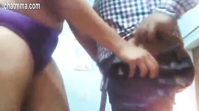 नीली पैंटी लड़की ने लिया खड़े खड़े लंड