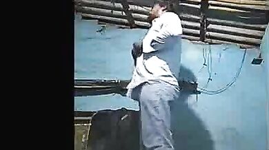 जींस उतारकर झोंपड़ी में चुदी लड़की