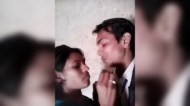 कैडबरी चॉकोलेट मुंह मे रख क्लासरूम में किसिंग करते क्लासमेट्स
