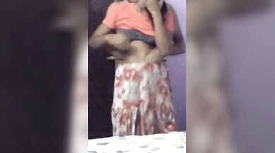 प्रेग्नेंट बीवी पर बरसाया प्यार