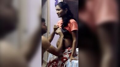 प्रेग्नेंट बीवी पर बरसाया प्यार