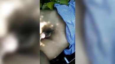 घांस पर लिटाकर चोदी गर्लफ्रेंड की बुर