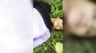 घांस पर लिटाकर चोदी गर्लफ्रेंड की बुर