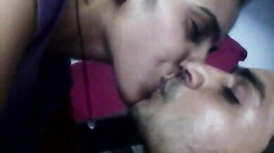 किस कर के चुद्वाती हुई लड़की