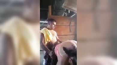 काम कर रही बीवी की चुदाई