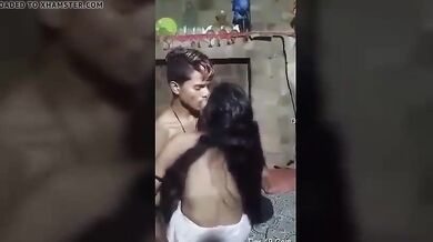 उत्तेजक संभोगक्रिया में लिप्त इंडियन प्रेमी युगल