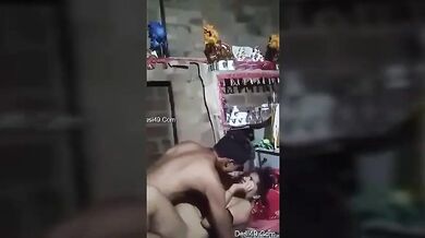 उत्तेजक संभोगक्रिया में लिप्त इंडियन प्रेमी युगल