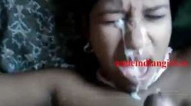 गर्लफ्रेंड के चेहरे पर छोड़ी लंड की क्रीम