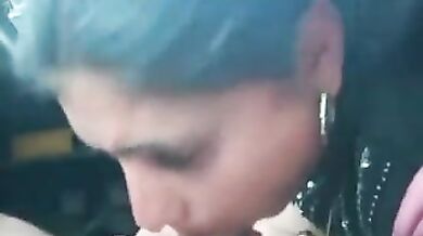 इंडियन लड़की ने बॉस का लंड चूसा कार के अंदर