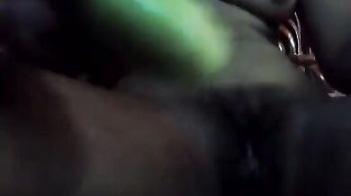 सहेली को बुर में ककड़ी डालकर हस्तमैथून करना ऑनलाइन सिखाती लड़की