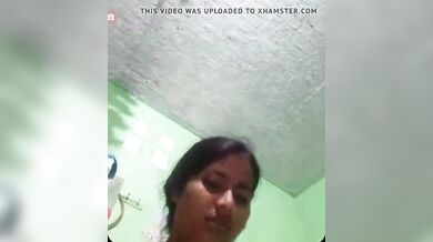 प्रेमी के लिए बूब्स और चूत खोलकर दिखाती देहाती प्रेमिका