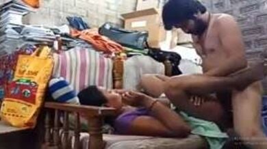 बीवी को सोफे पर लिटा कर चोदा