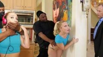 चोर ने बाप के पीछे चोदी उसकी बेटी