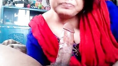 मुस्लिम आंटी ने लड़के का लंड चूसा