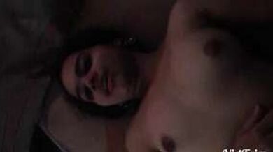 नंगी लेटी गर्लफ्रेंड के साथ किसिंग