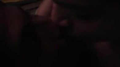 नंगी लेटी गर्लफ्रेंड के साथ किसिंग