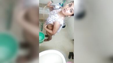 इंडियन लड़की का न्यूड बाथरूम शो