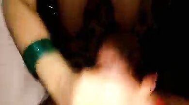 २ लड़को ने मिल कर पड़ोसन भाभी को चोद दिया