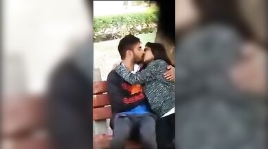 गार्डन में साली की चूचियां दबाई जीजा ने