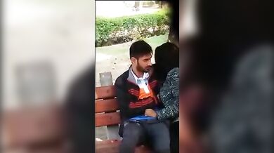 गार्डन में साली की चूचियां दबाई जीजा ने