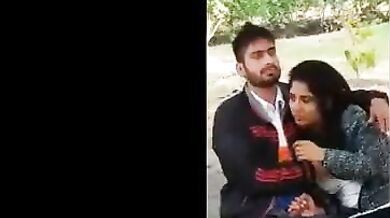 गार्डन में साली की चूचियां दबाई जीजा ने