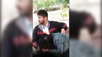 गार्डन में साली की चूचियां दबाई जीजा ने