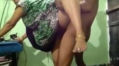 कामुक मकानमालकिन की ठुकाई कर दी लड़के ने